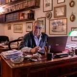 ...per incontrare AntonGiulio De Robertis, l�unico della famiglia a possedere ancora una piccola porzione del palazzo